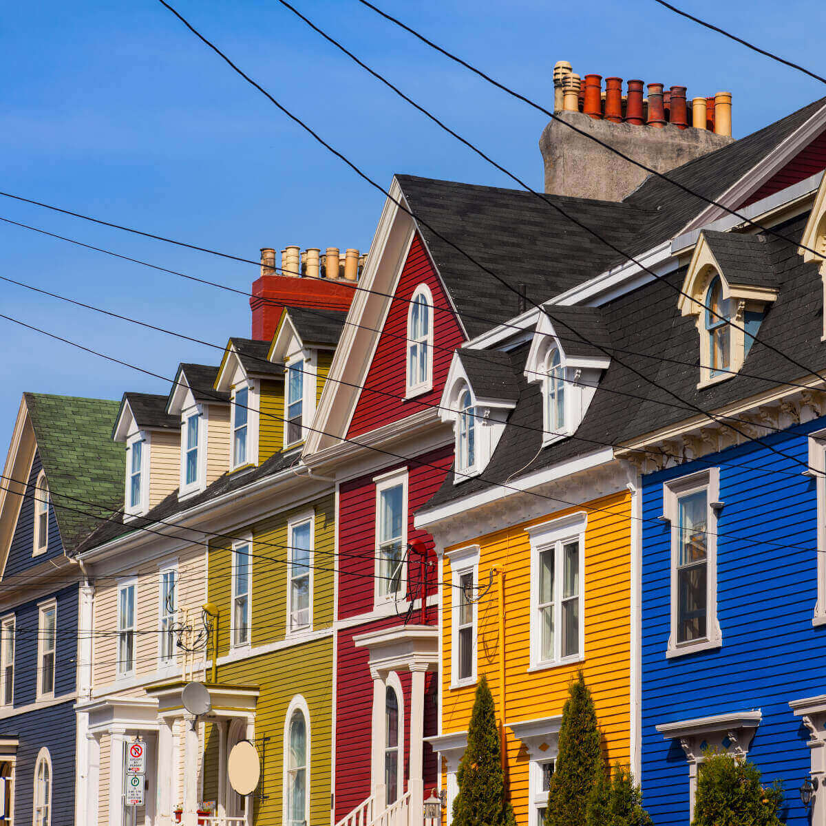 Rangée de maisons colorées à St. John's, à Terre-Neuve, au Canada. Droit au logement