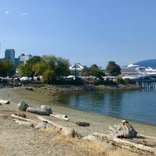 Tentes sur la plage avec un luxueux bateau de croisière en arrière-plan
